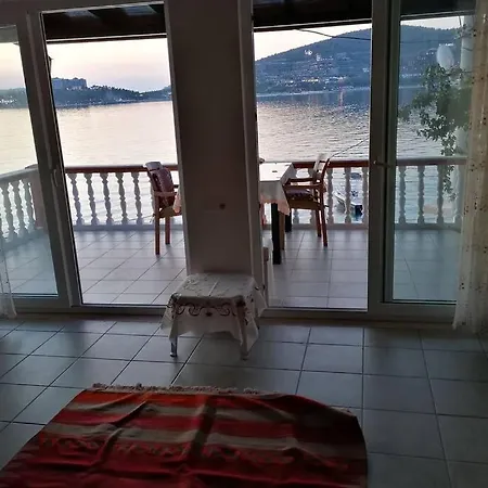 Denize Sifir, Ferah 2 Katli Muestakil Yazlik Ev. Villa *