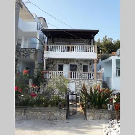 Denize sıfır, ferah 2 katlı müstakil yazlık ev.